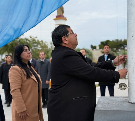Izamiento de nuestra Bandera Nacional en la Plaza Libertad